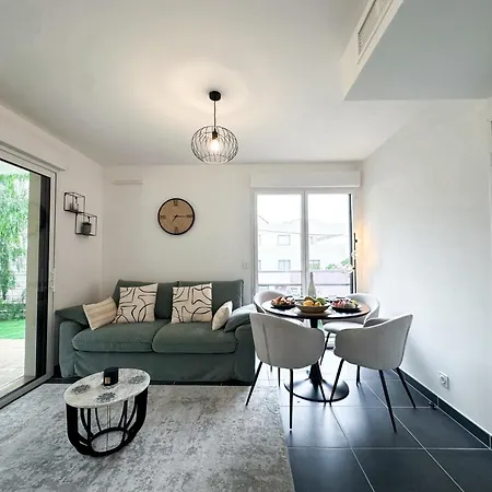 Krystal Garden, Bnbrickeys. Apartment Beausoleil