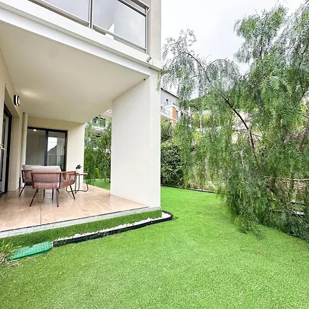 Apartment Krystal Garden, Bnbrickeys. Beausoleil